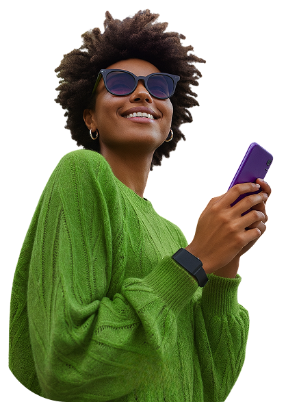 Mulher segurando o celular e sorrindo